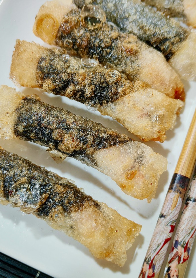 Una foto de Mini rollitos crujientes de arroz con gamba y alga nori