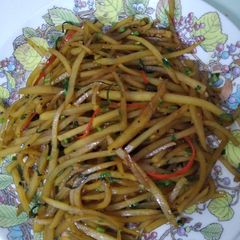 A picture of Hot n sour potato shreds.
