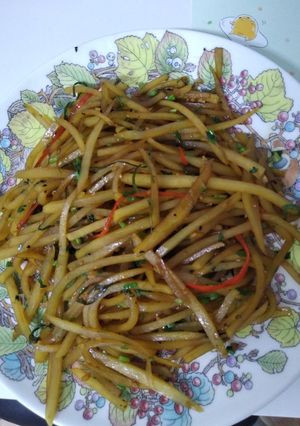 A picture of Hot n sour potato shreds.