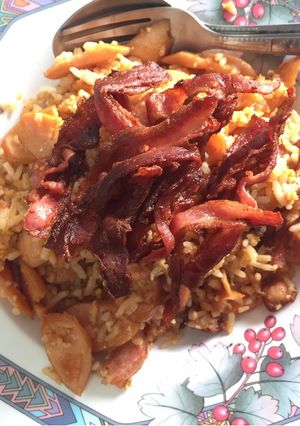 รูปของ ข้าวผัดไข่ ไส้กรอก และเบคอน