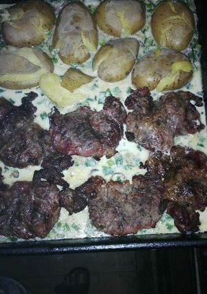 Una foto de Arañitas a la pimienta con papas estrelladas al verdeo