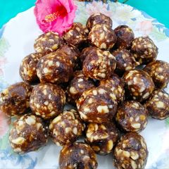 A picture of Dates and peanut laddu.