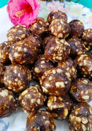 A picture of Dates and peanut laddu.