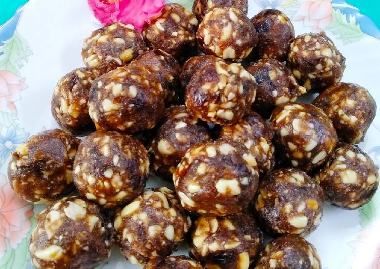 Recipe of Any-night-of-the-week Dates and peanut laddu