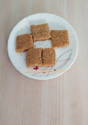 सुखडी(Sukhdi Recipe In Hindi) रेसिपी मुख्य फोटो