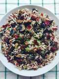 Insalata di riso thai con funghi, nocciole e mirtilli rossi