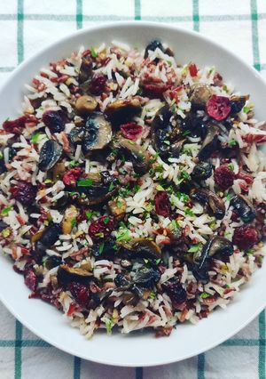 Foto di Insalata di riso thai con funghi, nocciole e mirtilli rossi