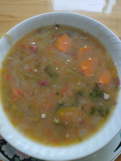 Una foto de Sopa especial de codillos y frijoles