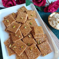 A picture of Til aur Gurr ki chikki.