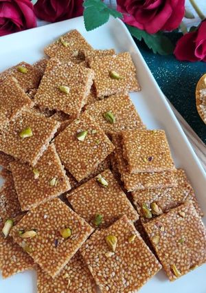 A picture of Til aur Gurr ki chikki.