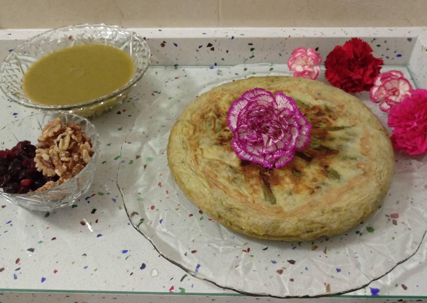 Tortilla de espárragos y crema de verduras con frutos secos