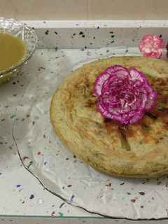 Una foto de Tortilla de espárragos y crema de verduras con frutos secos