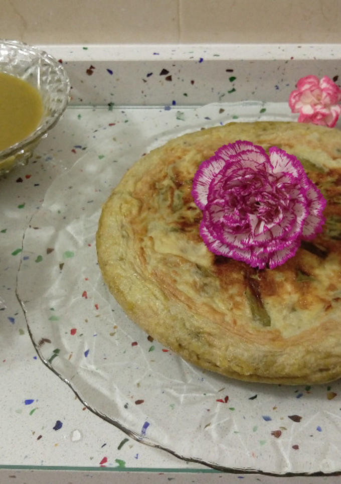 Una foto de Tortilla de espárragos y crema de verduras con frutos secos