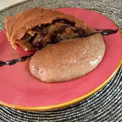 Foto di Strudel cioccolato e pere con crema inglese alla cannella