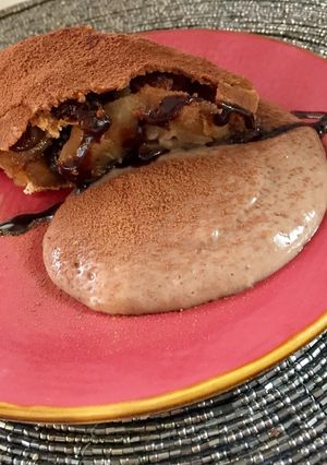 Foto di Strudel cioccolato e pere con crema inglese alla cannella