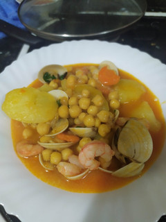 Una foto de Garbanzos con gambas y almejas