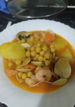Una foto de Garbanzos con gambas y almejas