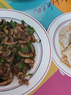 Una foto de Revuelto de champiñones con pechuga de pavo