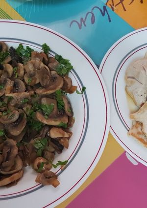 Una foto de Revuelto de champiñones con pechuga de pavo