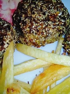 Una foto de Albóndigas de sobras y papas fritas!!