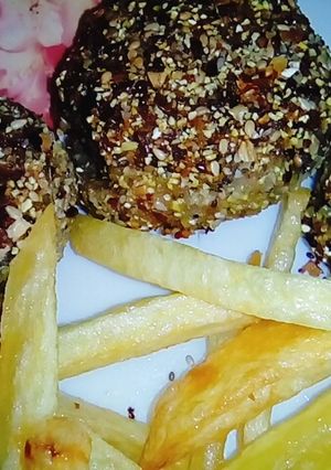 Una foto de Albóndigas de sobras y papas fritas!!