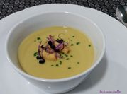 Una foto de pechuga de pollo con nata y cebolla