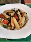 Penne rigate con salsa de rúcula y tomates cherry
