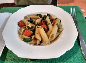 Una foto de Penne rigate con salsa de rúcula y tomates cherry