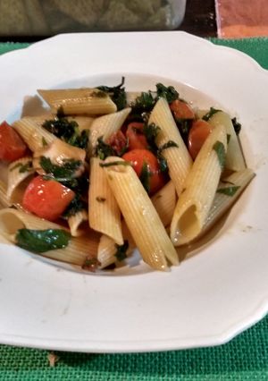 Una foto de Penne rigate con salsa de rúcula y tomates cherry