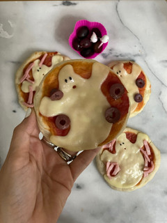 Una foto de Mini pizzas de fantasma para lonchera