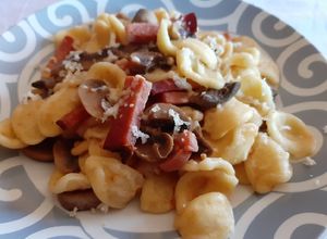 Foto di Orecchiette con funghi e speck