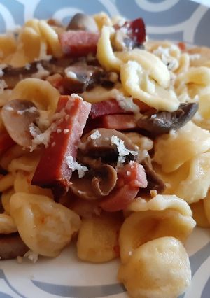 Foto di Orecchiette con funghi e speck