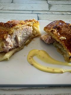 Una foto de Hojaldre con pavo a la mostaza y miel