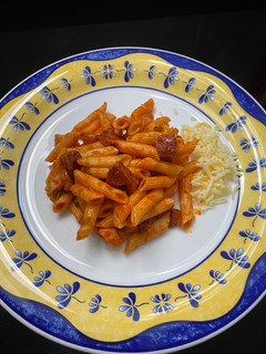 Una foto de Macarrones con chorizo y salchichas en su salsa de tomate casero 🍅