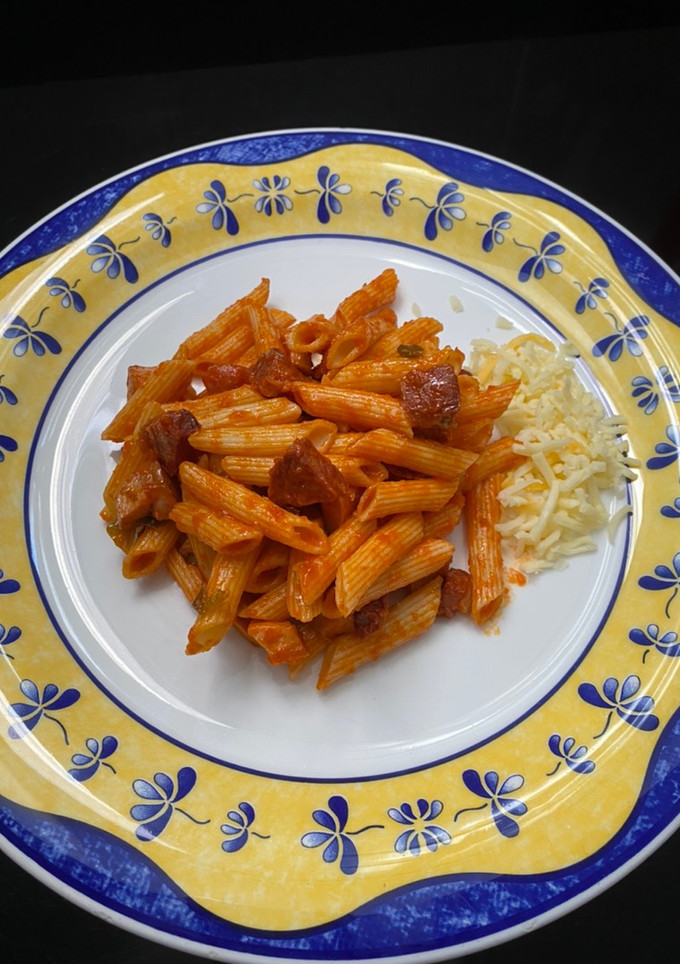 Una foto de Macarrones con chorizo y salchichas en su salsa de tomate casero 🍅