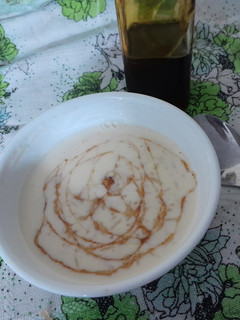 Una foto de Arroz con leche y salsa de caramelo
