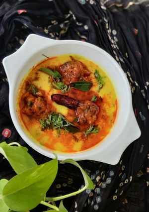 A picture of Punjabi Pakora Kadhi.