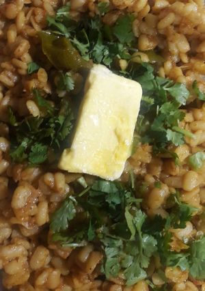 A picture of Maash ki daal makhni in dhaba style.