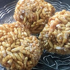 A picture of Gur Murmura Laddoo/Jaggery -Puffed Rice Balls.