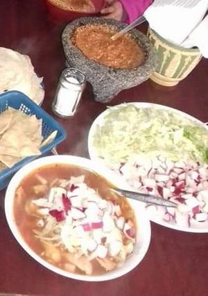 Una foto de Pozole de pollo y salsa de cacahuates 😋
