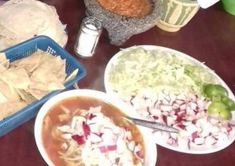 Pozole de pollo y salsa de cacahuates 😋