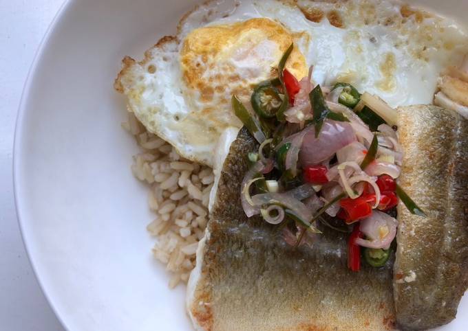 Rice bowl: ikan sambal matah dengan telur mata sapi