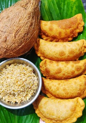 सुकं खोबरं आणि बटाट्याची करंजी (sukh khobra batatyachi karanji recipe in marathi) रेसिपी चे मुख्य फोटो 