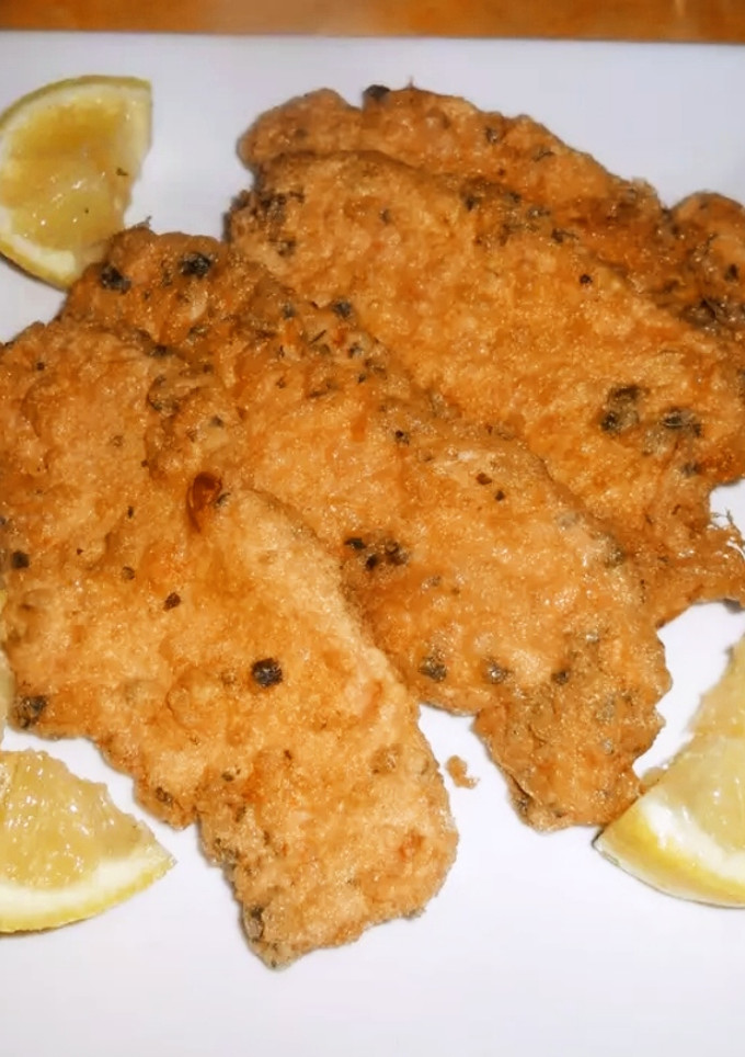 Una foto de Merluza a la romana con salsa de cayena