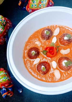 A picture of Rajasthani gulab jamun curry in Badami gravy.