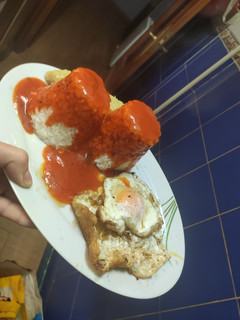 Una foto de Arroz a la cubana delicioso 😸