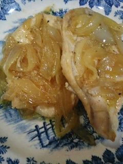 Una foto de Pollo encebollado