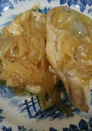 Una foto de Pollo encebollado