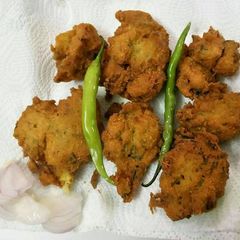 A picture of Chana dal vada.