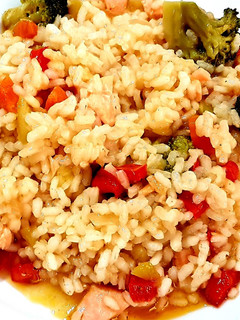 Una foto de Paella de verduras y salmón